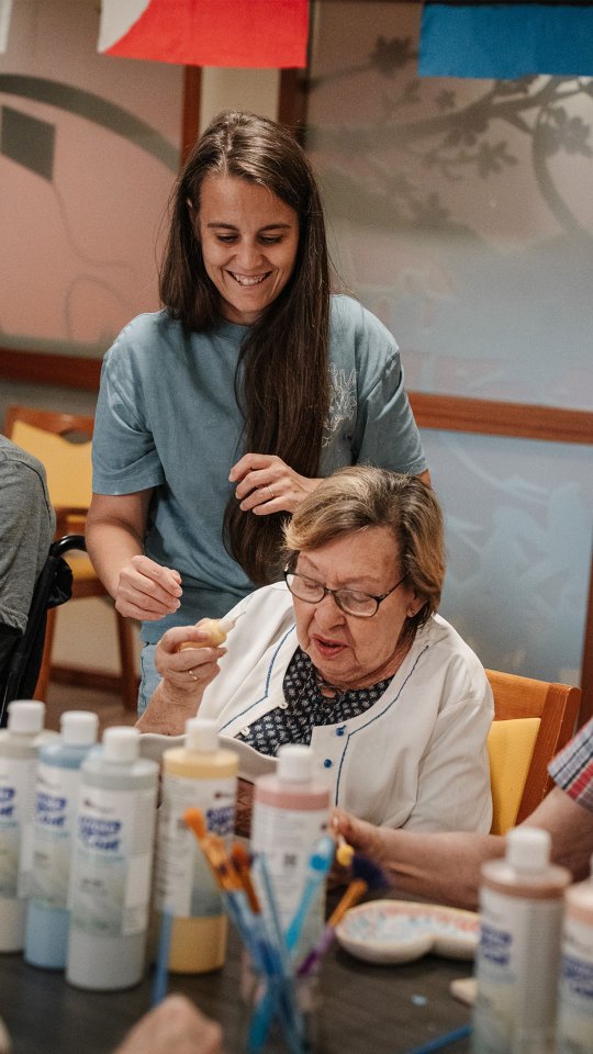 Atelier de peinture sur céramique partagé avec des résidents